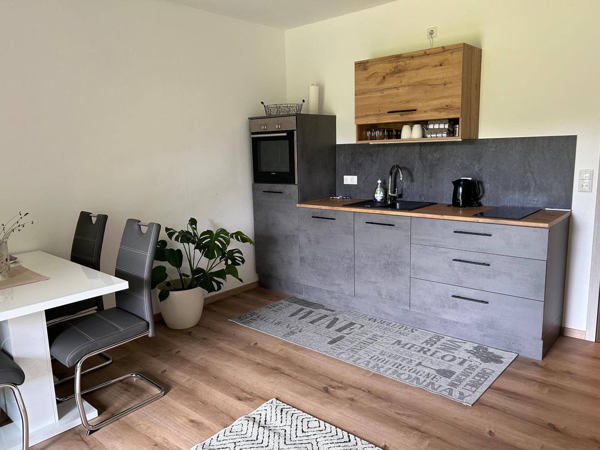 Ruhige Ferienwohnung Mit Terrasse Fuer 2 Personen 포헨슈트라우스 외부 사진