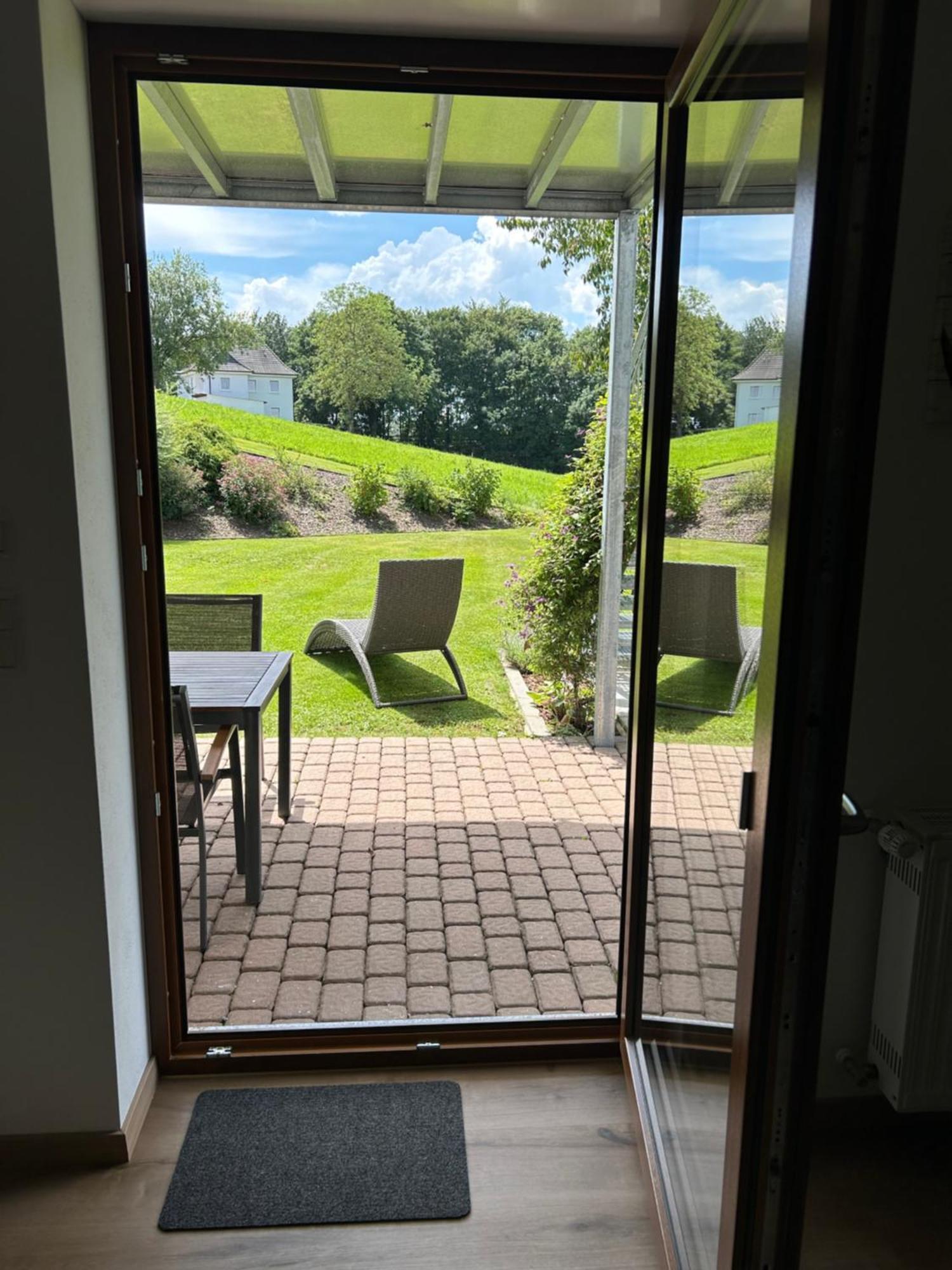 Ruhige Ferienwohnung Mit Terrasse Fuer 2 Personen 포헨슈트라우스 외부 사진