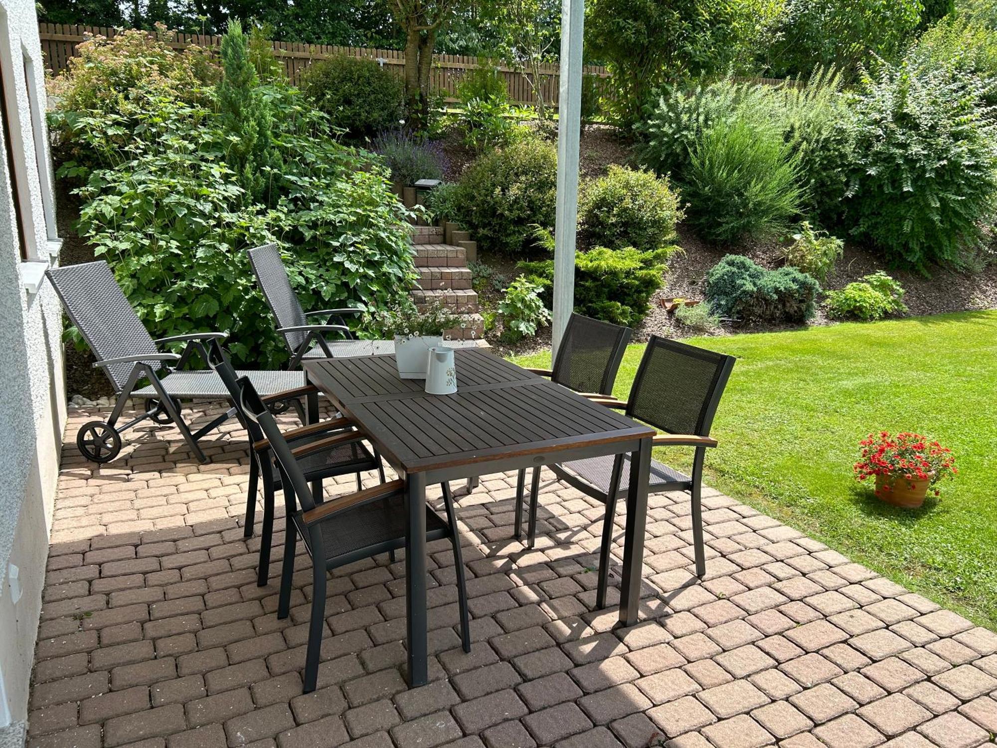 Ruhige Ferienwohnung Mit Terrasse Fuer 2 Personen 포헨슈트라우스 외부 사진