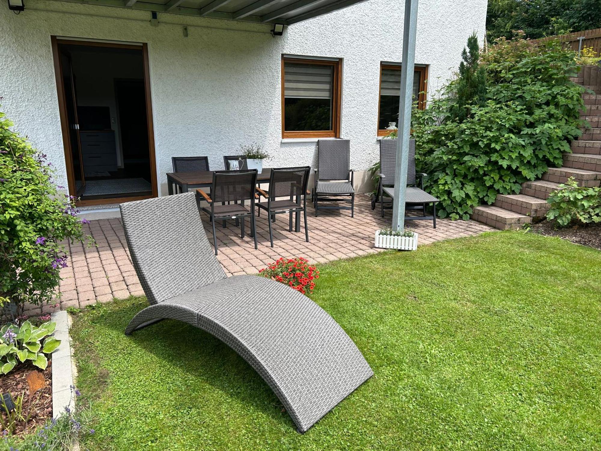 Ruhige Ferienwohnung Mit Terrasse Fuer 2 Personen 포헨슈트라우스 외부 사진