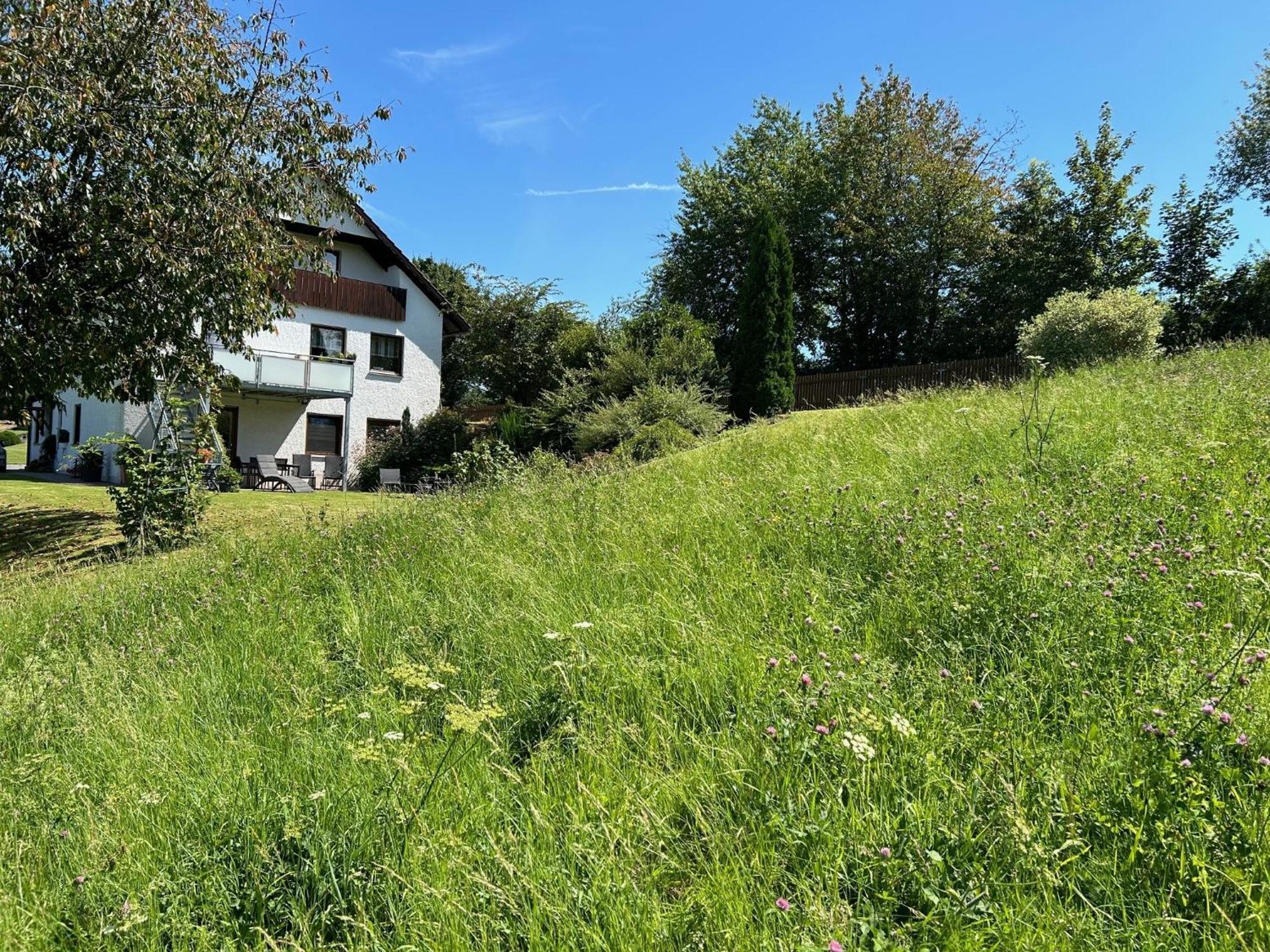 Ruhige Ferienwohnung Mit Terrasse Fuer 2 Personen 포헨슈트라우스 외부 사진